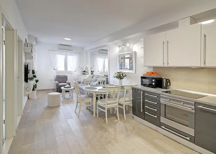 Mirror Apartment