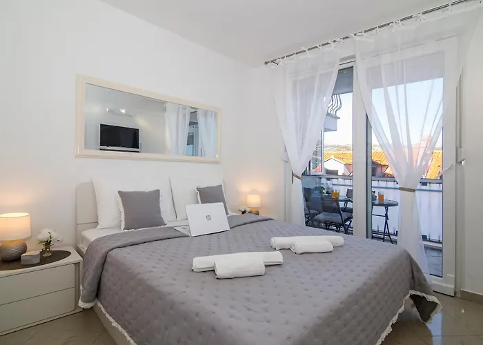 Mirror Apartment