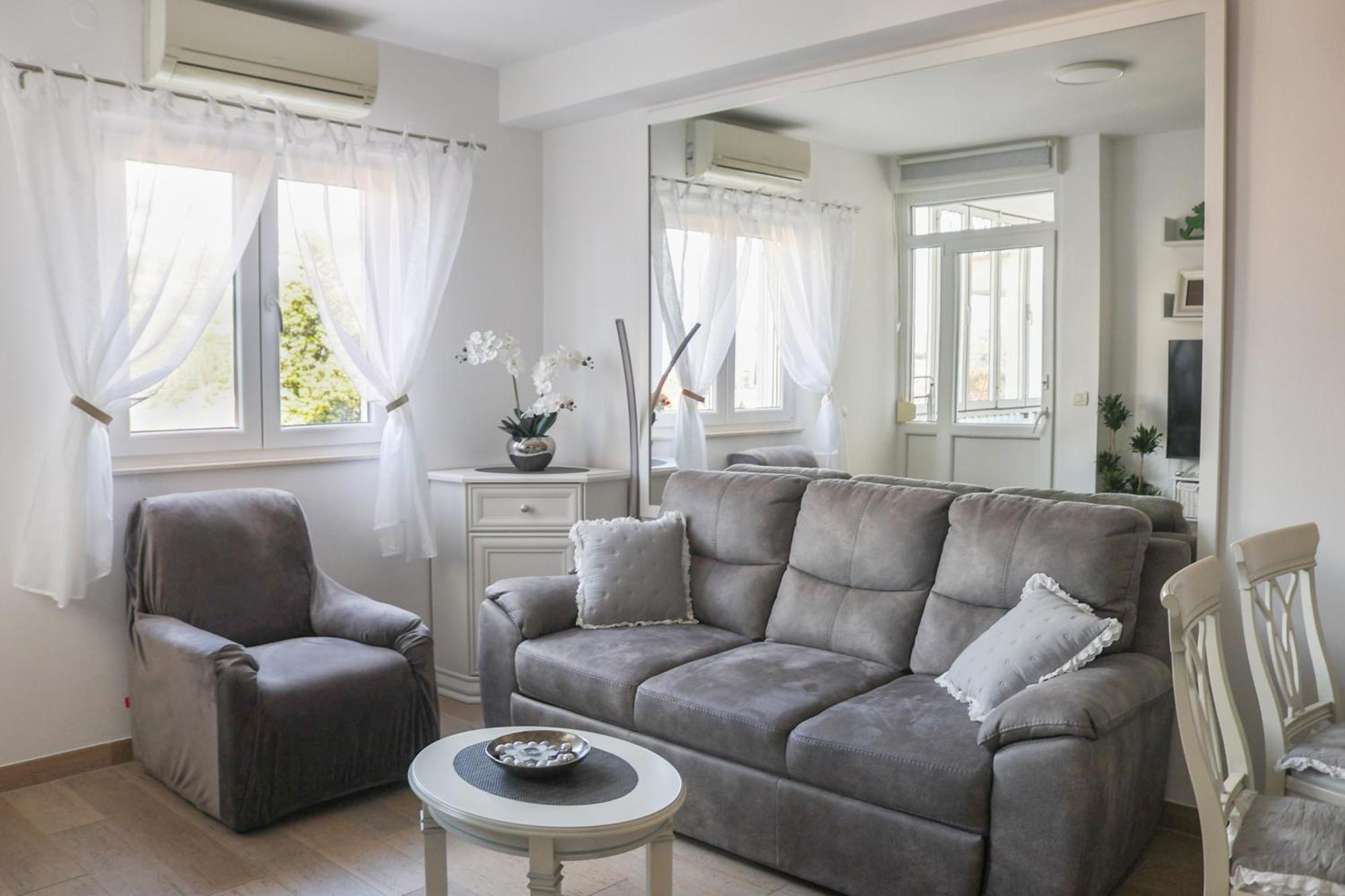 Mirror Apartment