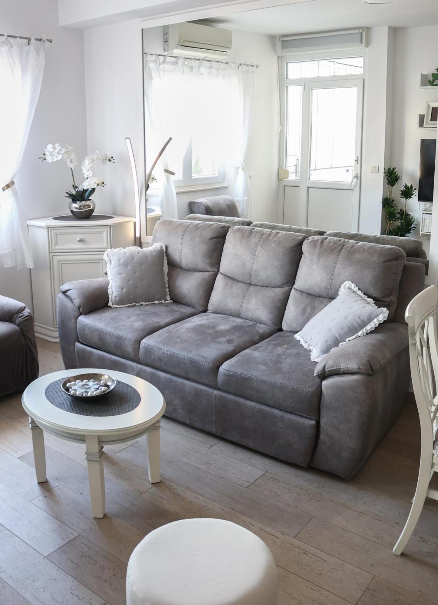 Mirror Apartment *