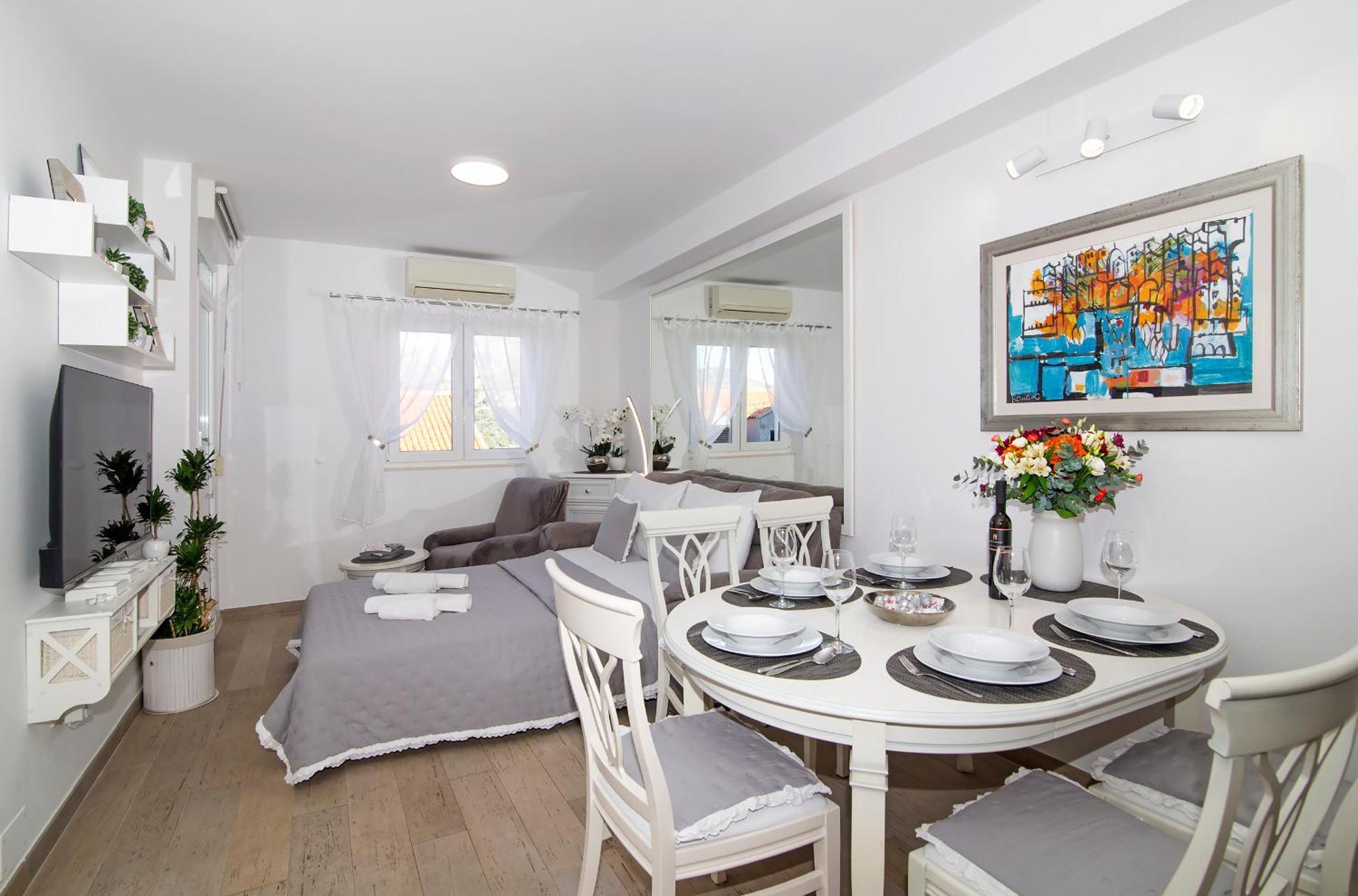 Mirror Apartment