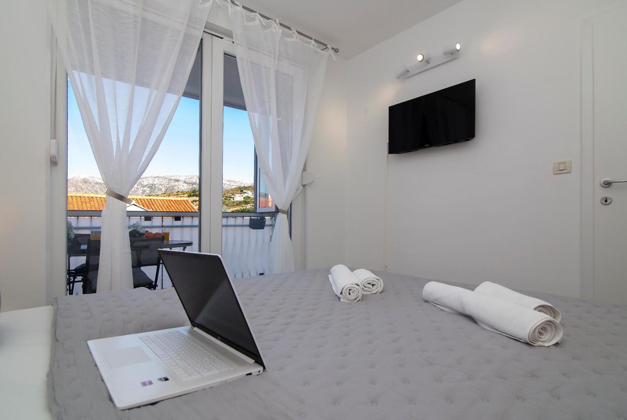 Mirror Apartment *