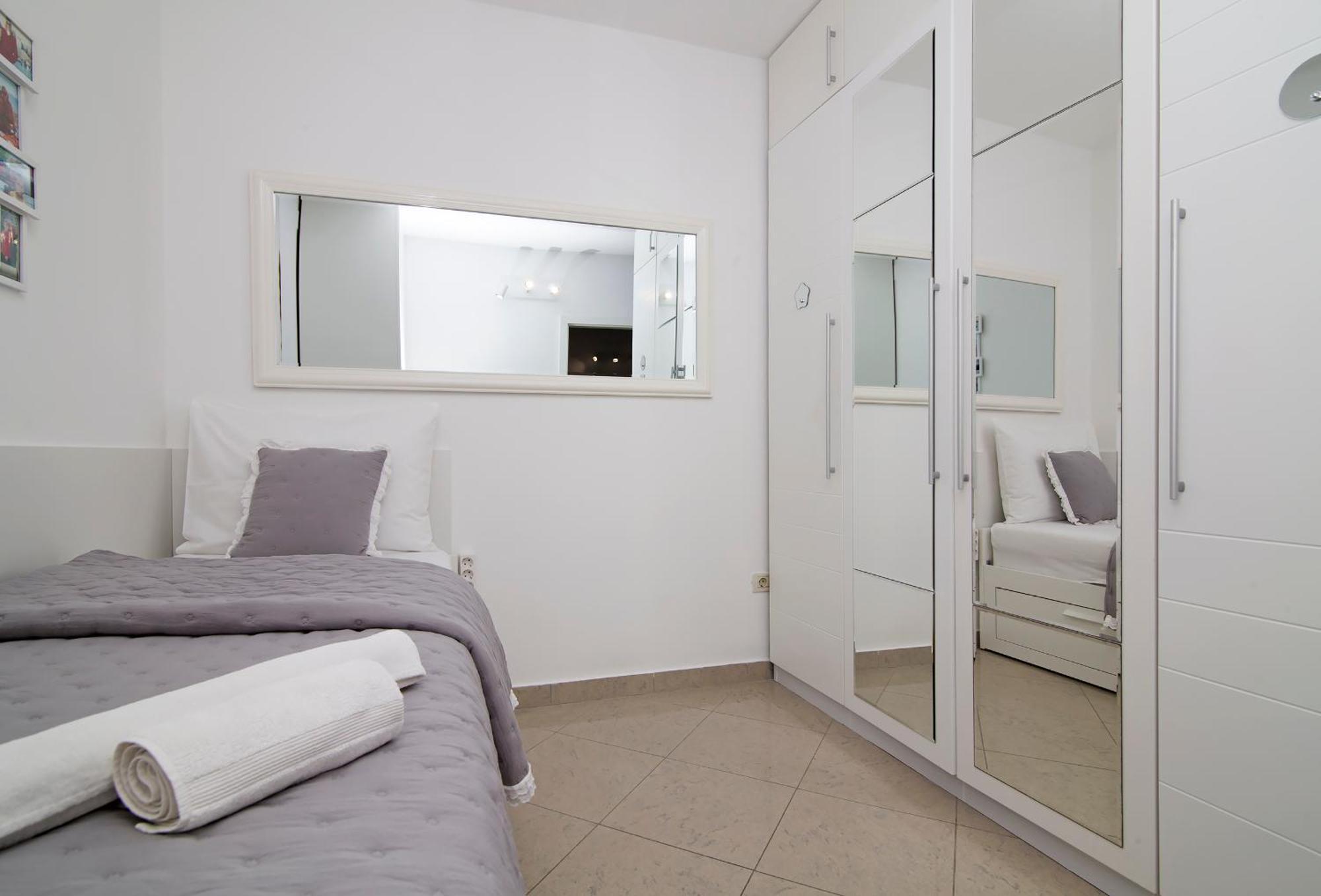 Mirror Apartment *