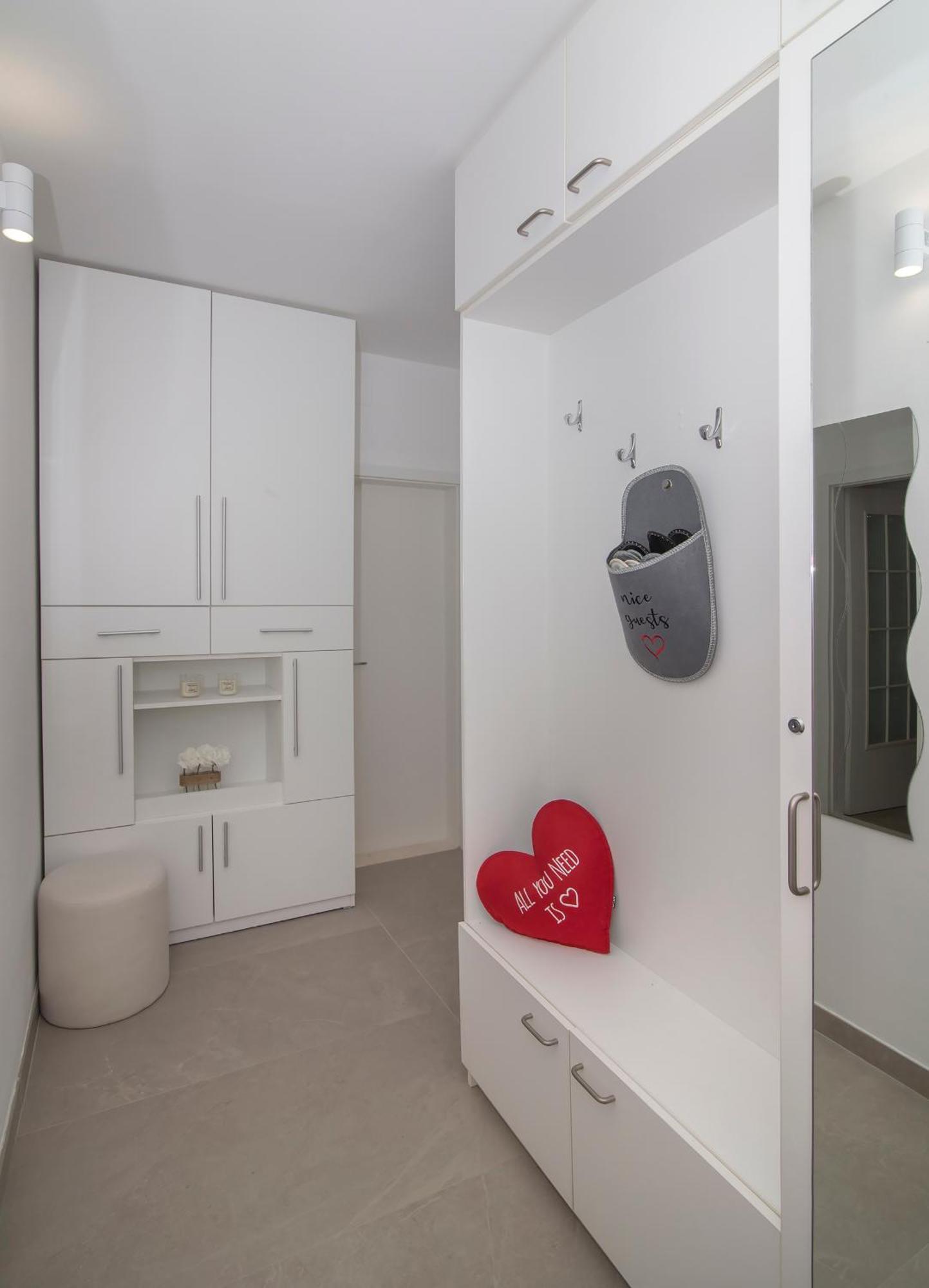 Apartman Mirror *