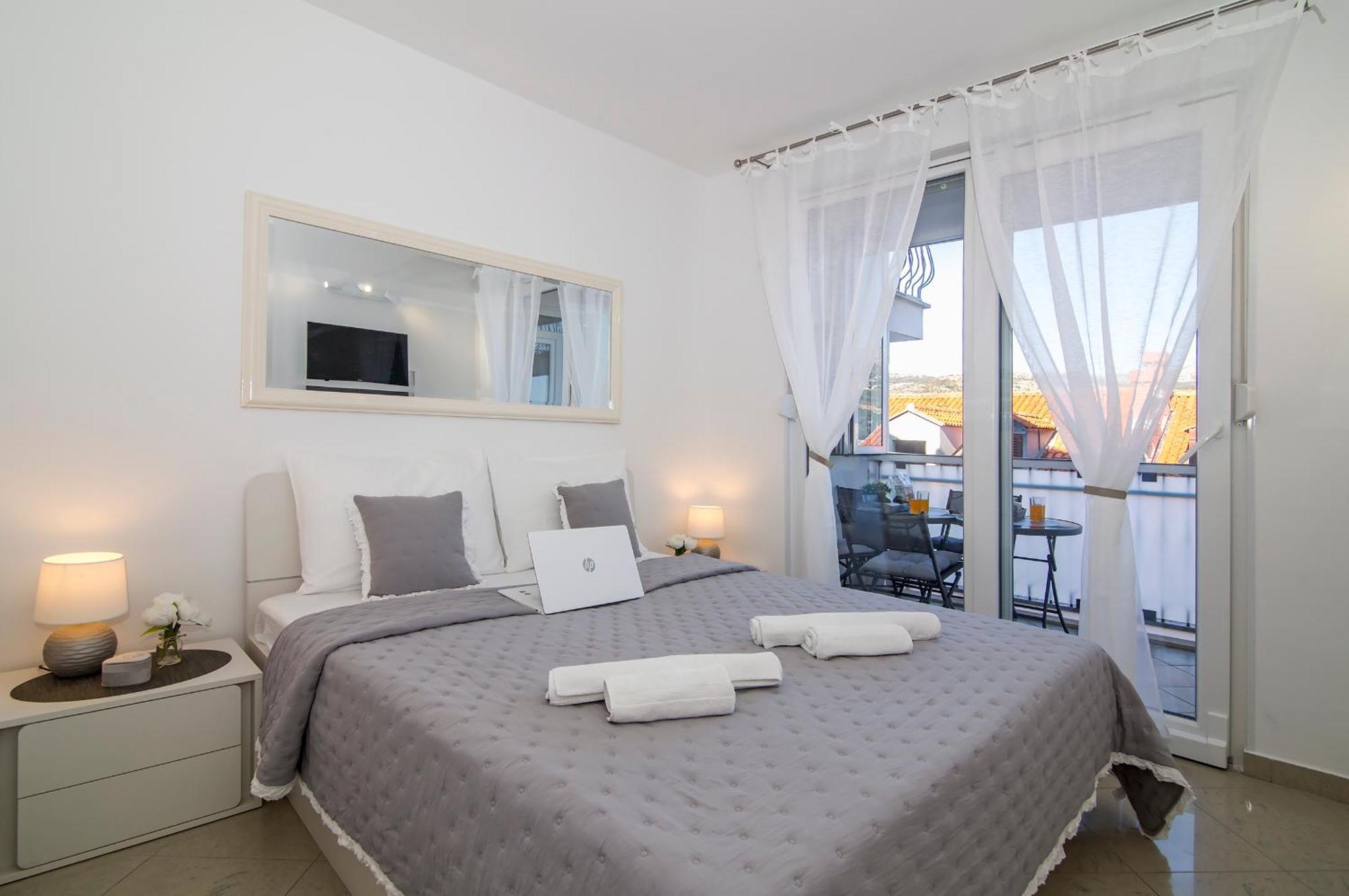 Apartman Mirror