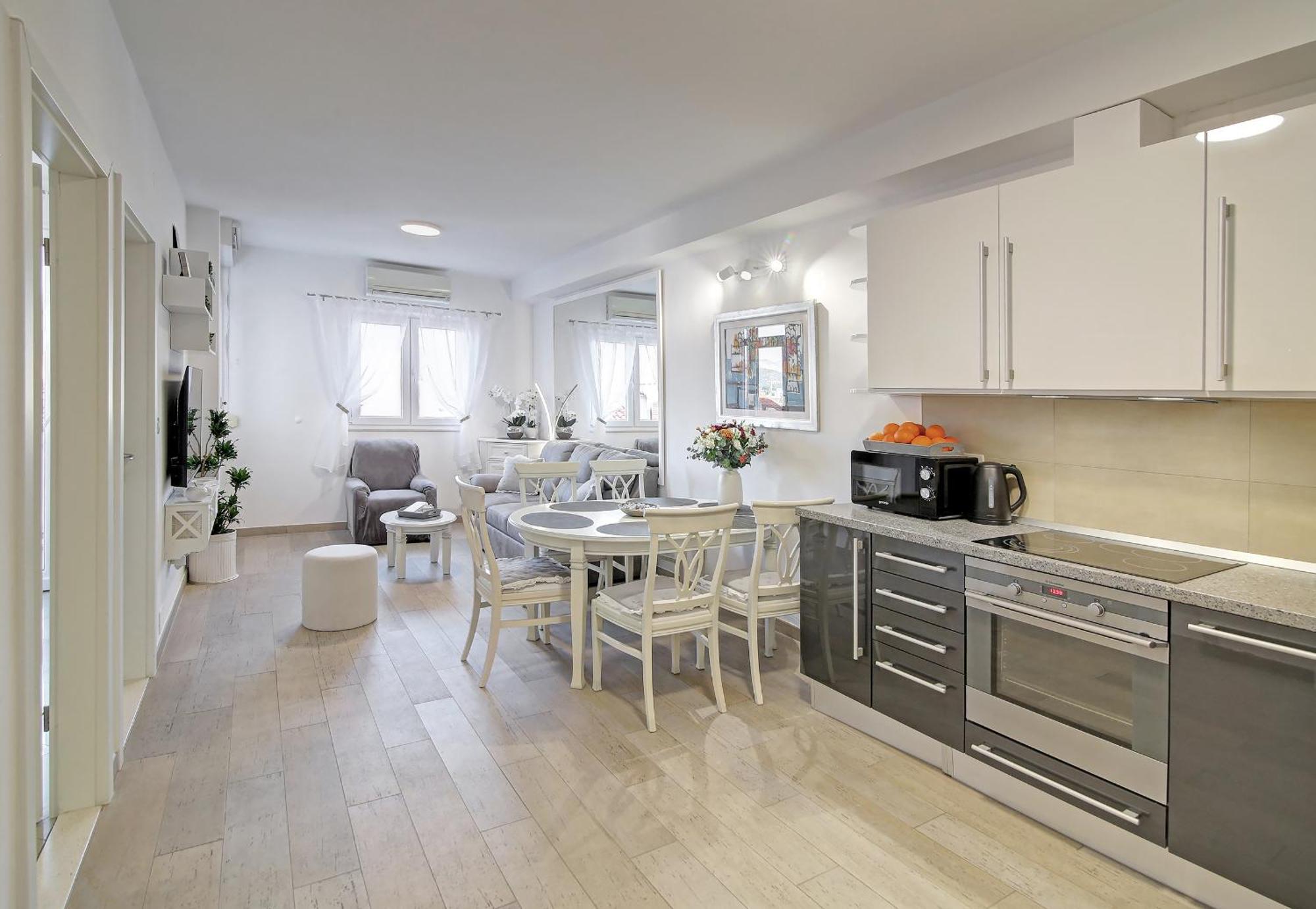 Mirror Apartment *